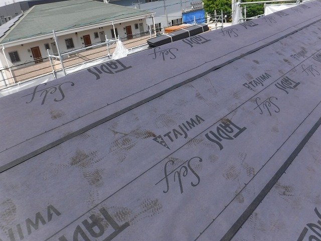 岐阜市で金属屋根材「スーパーガルテクト」でカバー工事、屋根材や雪止め金物を設置